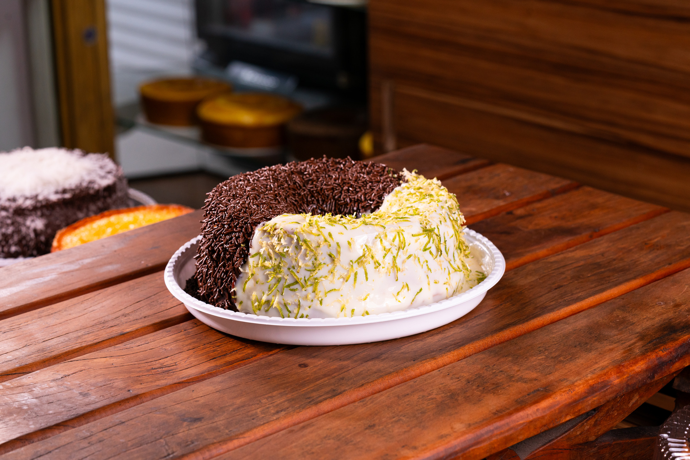 Bolo da Le Bolê com acabamento em chocolate e cobertura clara