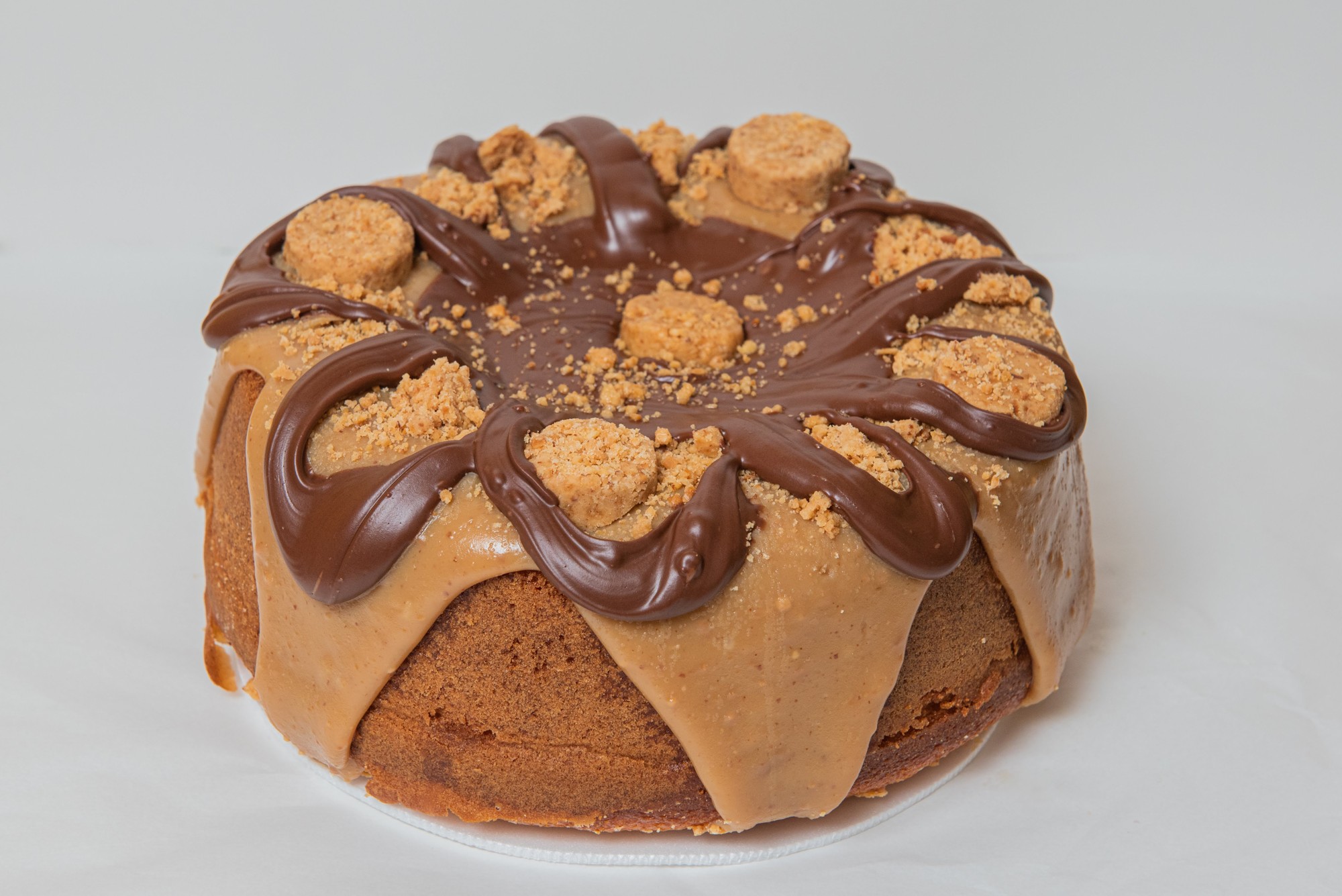 Bolo da Le Bolê com cobertura de chocolate e pedaços decorativos